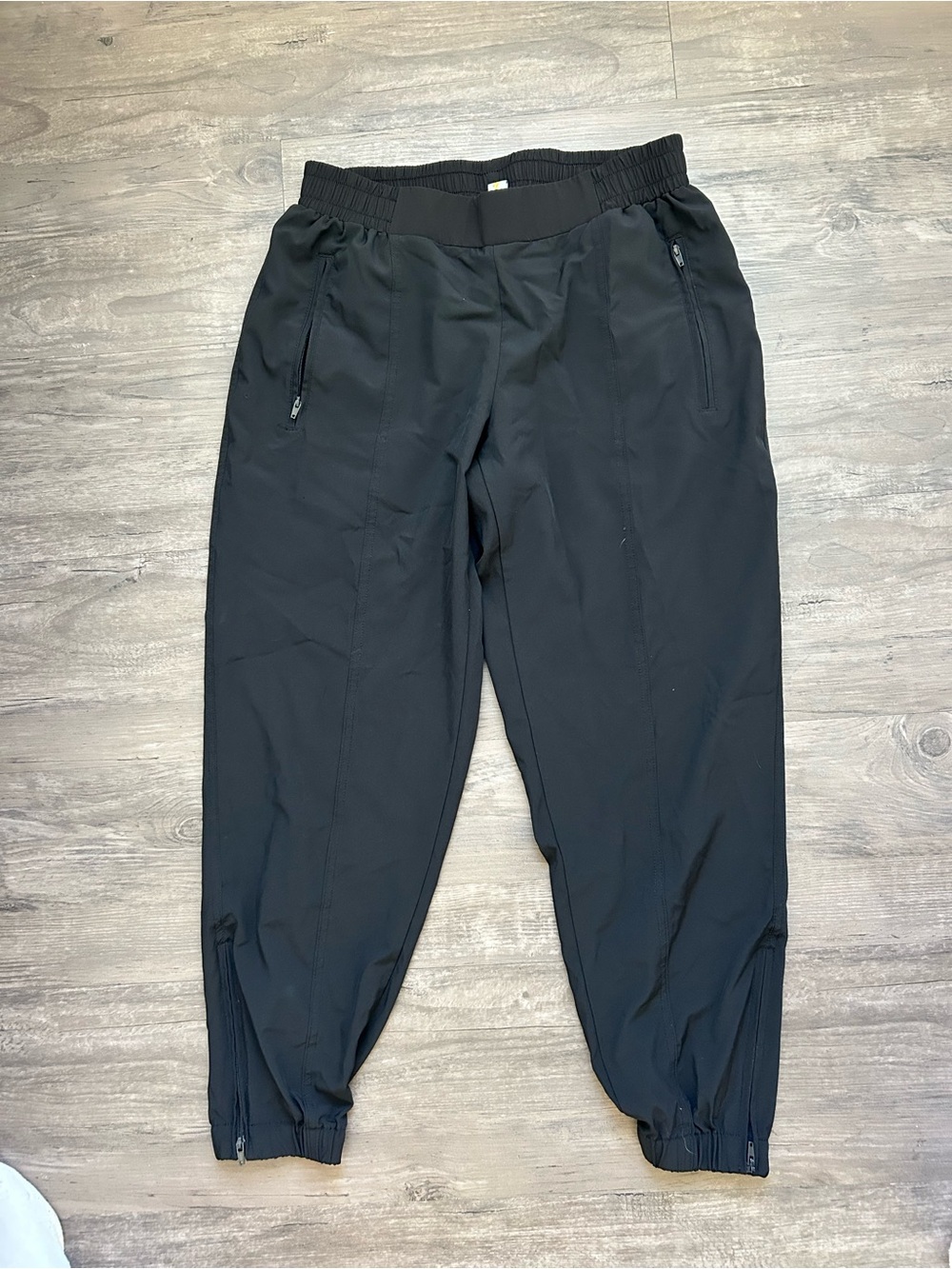 Old Navy Black comfy sleek Jogger Pants with Zip Pockets and Cuffed Ankles